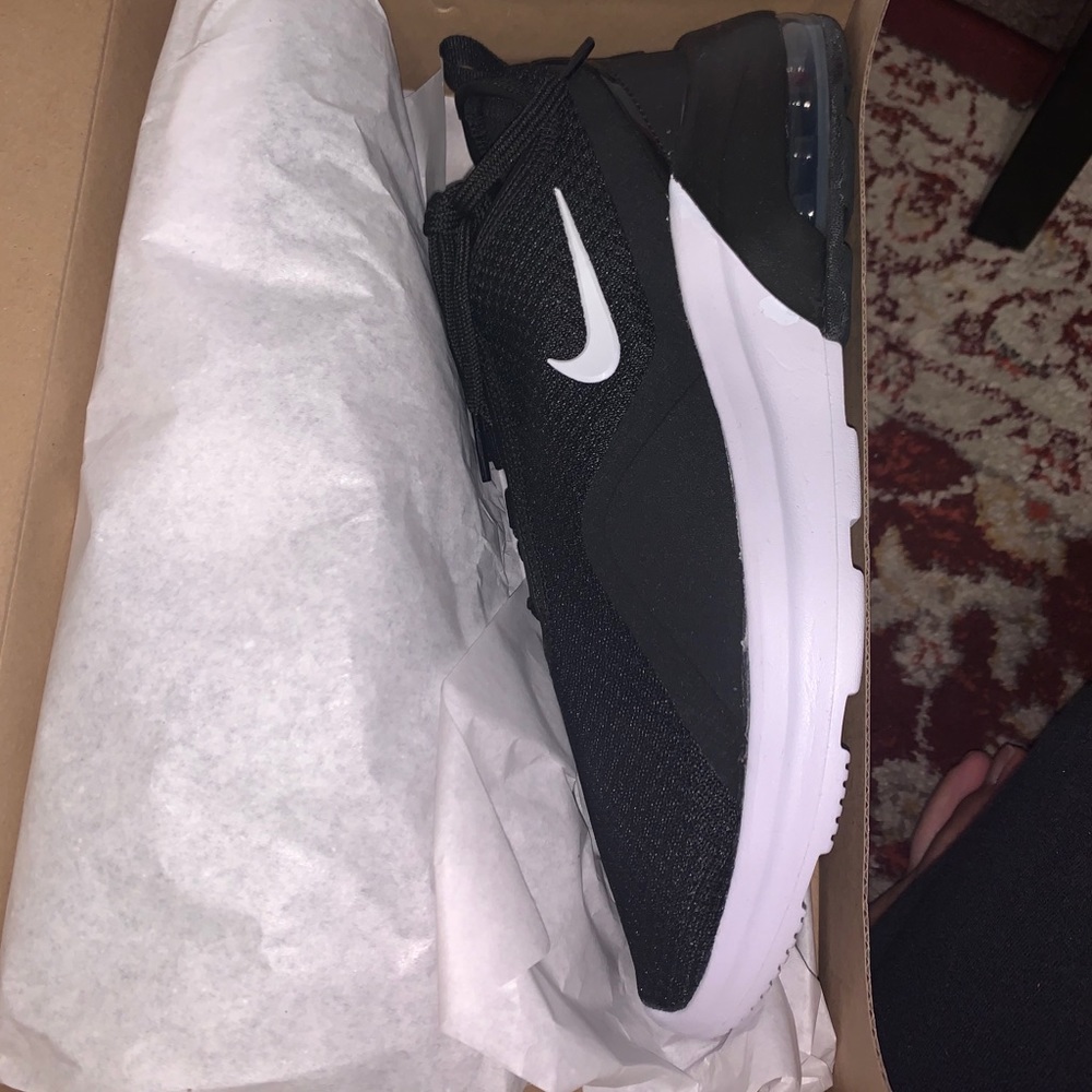 NWT Women’s Black Nike Air Max Motion 2 Sz 9.5